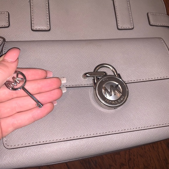 Michael Kors Emma Large Saffiano Leather Tote - Picture 2 of 10